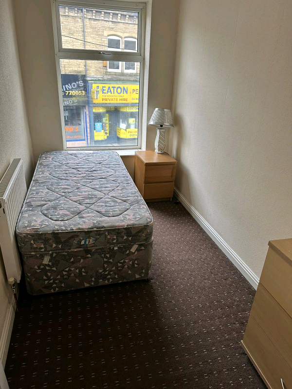 Single room available in BD9