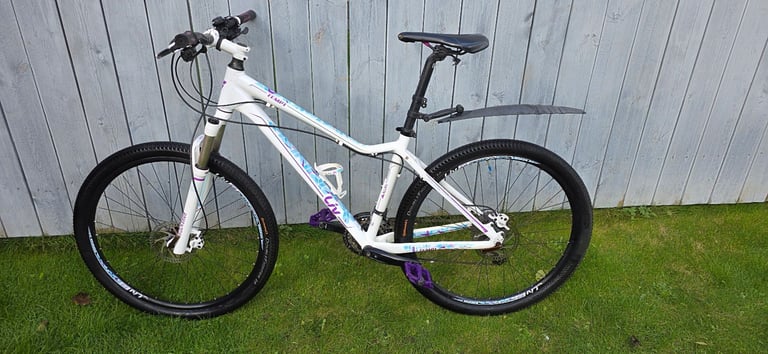Giant Liv women’s performance bikes medium size 27.5 wheels hydraulic brakes everything works perfec