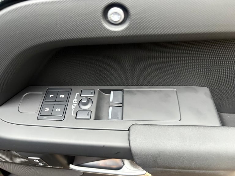 2025 Land Rover Defender 2025 3.0 D250 Hard Top X-Dynamic SE Auto PANEL VAN Diesel Automatic