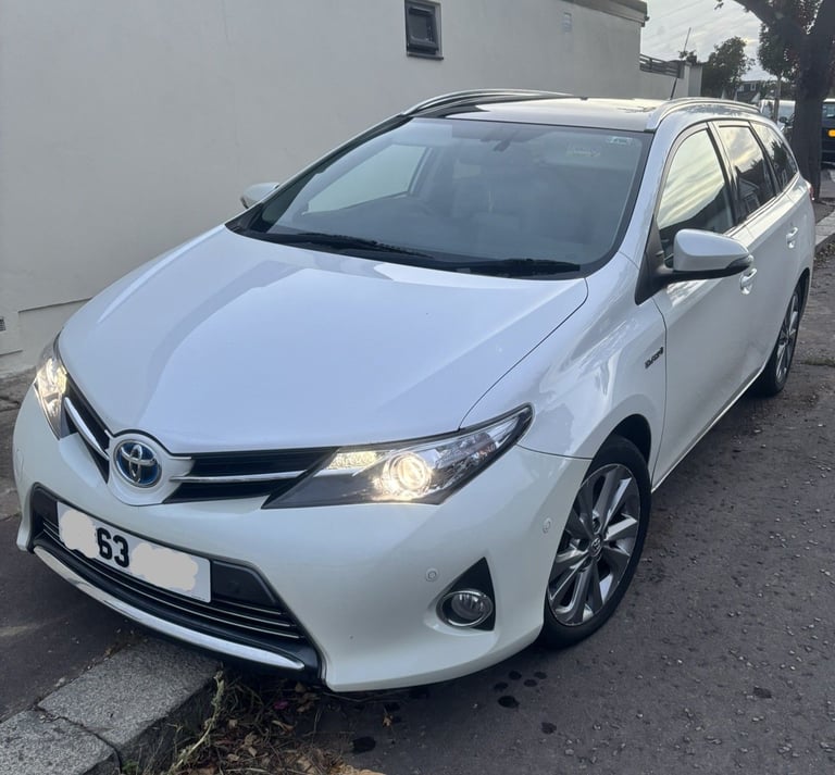 **Toyota, AURIS Hybrid**, Automatic, Estate, 2014, White, 1798 (cc), 5 doors