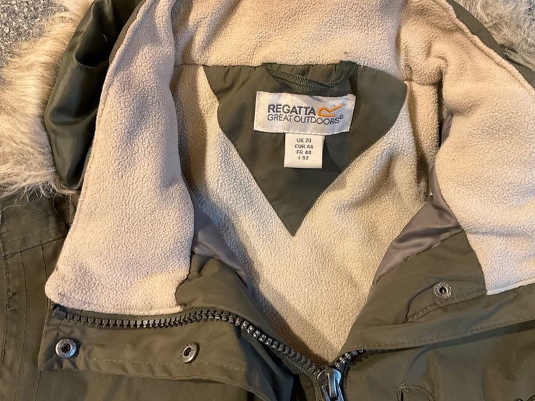 REGATTA parka style jacket lots of pockets and roll up hood. Uk 20 but mor of a 18/20