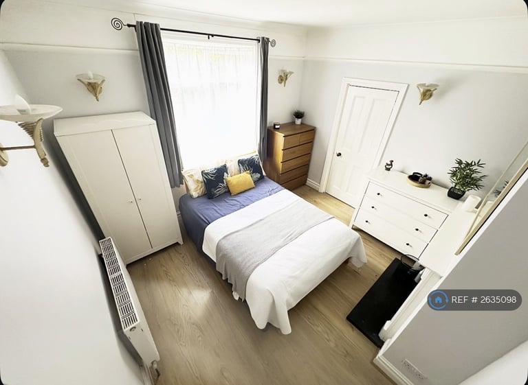 1 bedroom in Branksome, Poole, BH12 (#2635098)