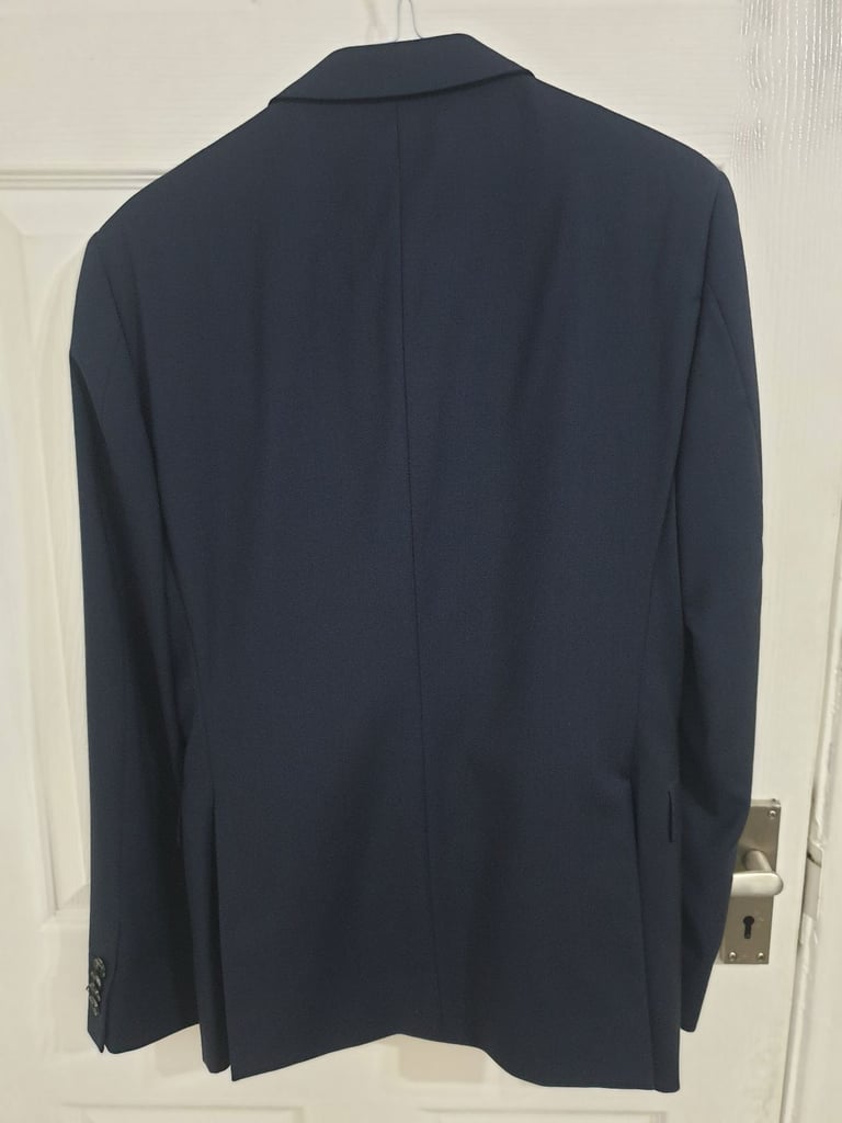 DKNY Men's Slim Fit Suit. 100 % Wool - Navy. Jacket - Chest : 36S. Trouser : 30S.