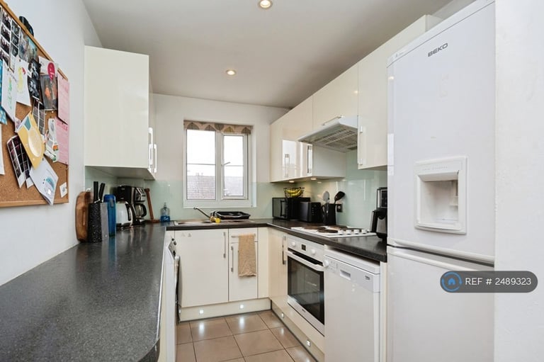1 bedroom flat in Mill Court, London, E10 (1 bed) (#2489323)