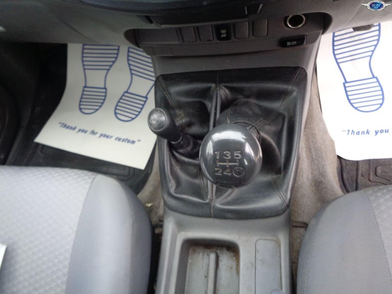 TOYOTA HILUX 2.5 D-4D HL2 White Manual Diesel 2012