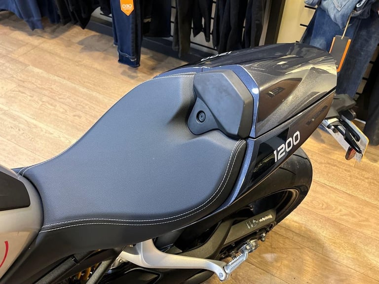 2025 Triumph Speed Triple 1200 RS PREMIUM COLOUR Petrol red 6 Speed