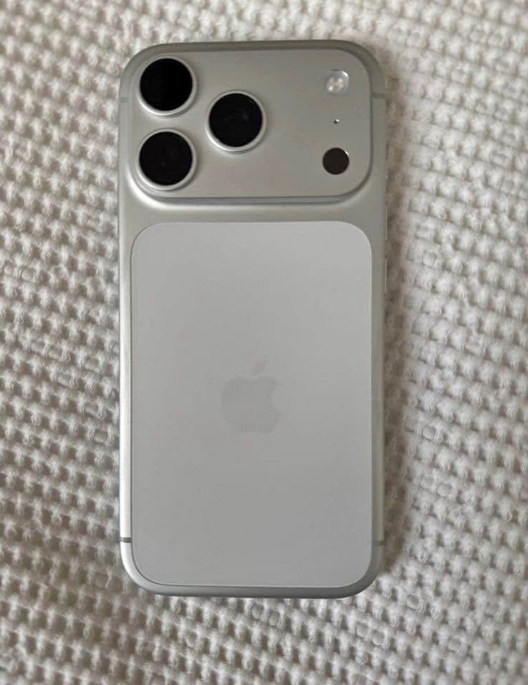 iPhone 17 pro 256gb silver + techwoven case