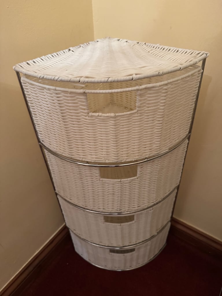 Bathroom corner cabinet
