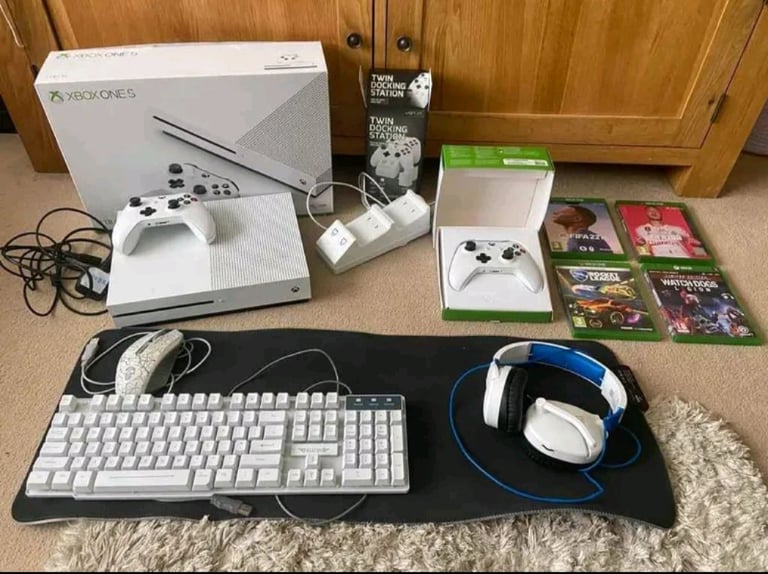 1TB Xbox 1s bundle in perfect working condition