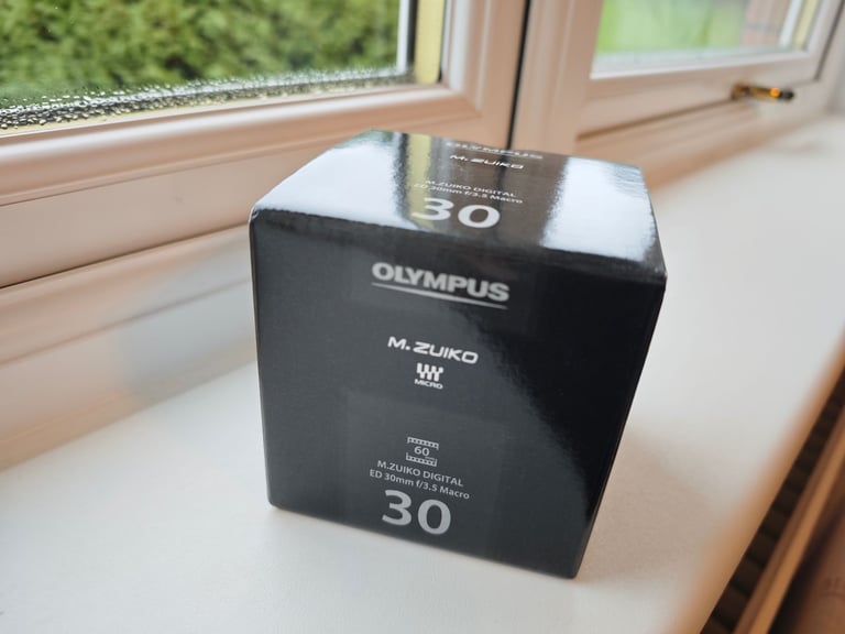 *** SUPERB NEW OLYMPUS M.ZUIKO ED 30mm f3.5 M43 Macro lens in black ***