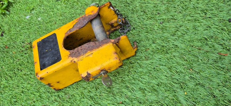 Hitch lock and wheel clamp for trailer, caravan, camper, motorhome.