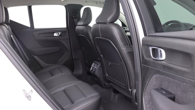 2025 Volvo XC40 B4 (P) Ultra Bright (Sunroof, Pilot Assist, BLIS, Leather) ESTATE Petrol/Electric...