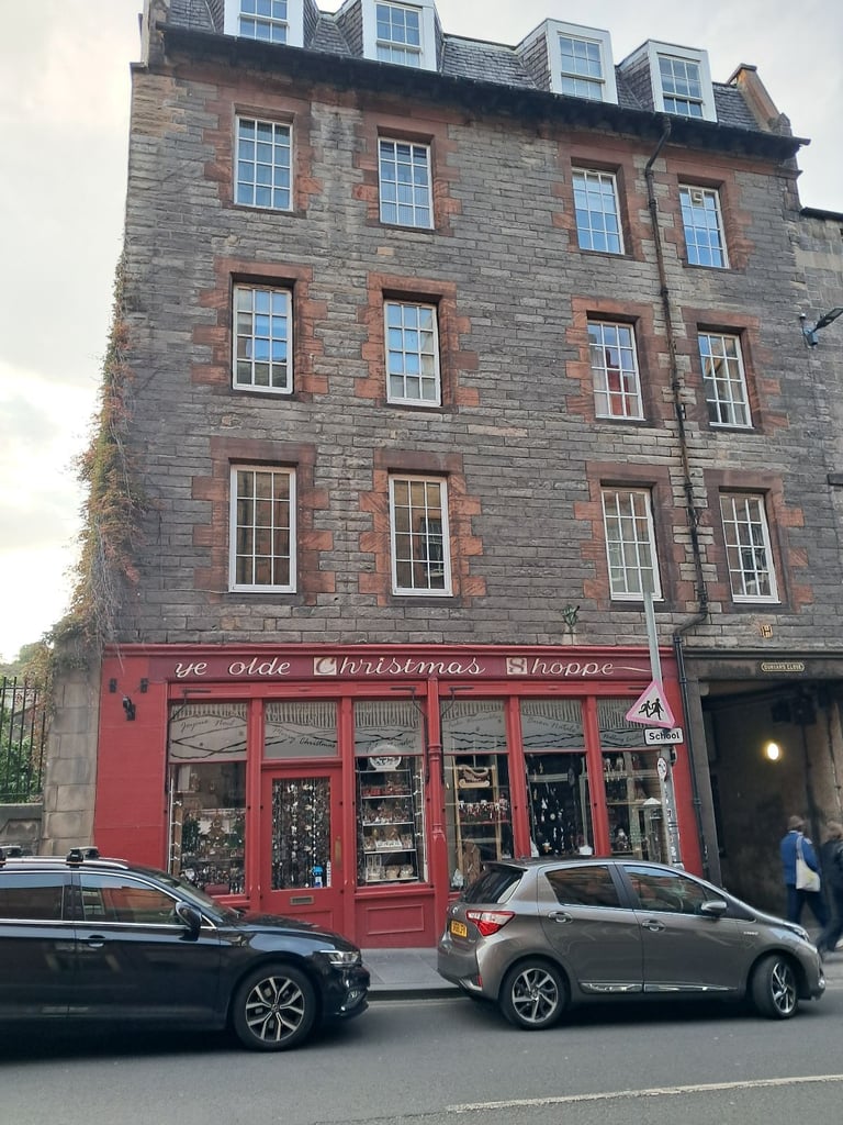 image for Room available in central Edinburgh 