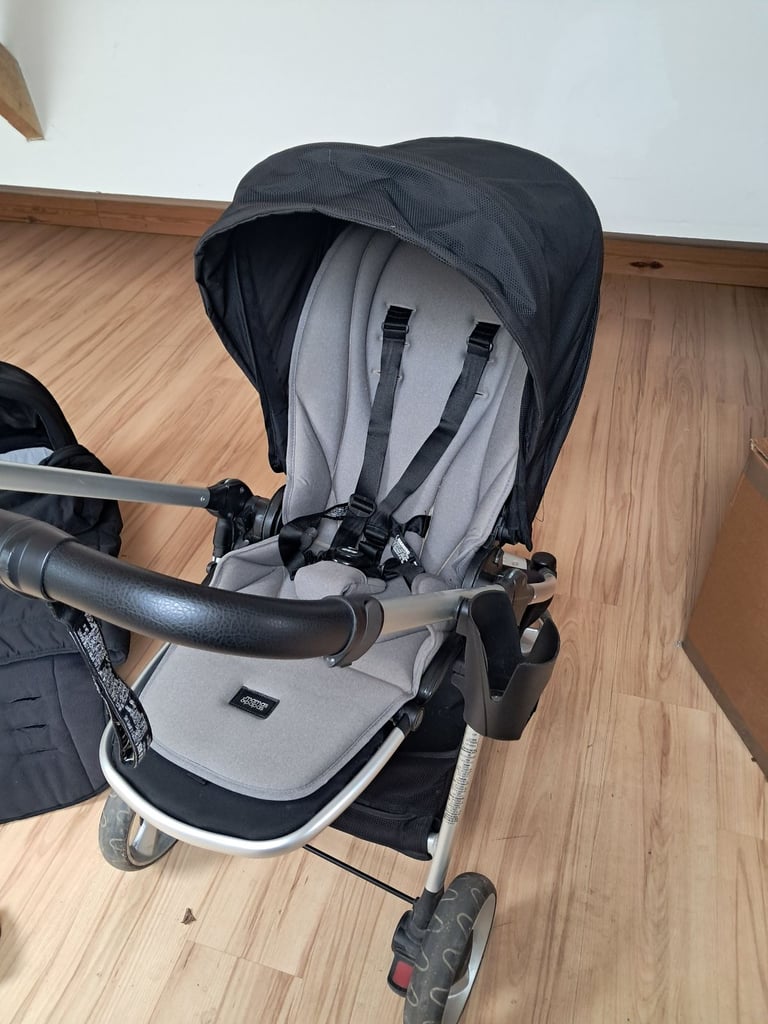 image for Mamas & Papas Flip XT2 travel system pushcair in Black/Grey (7piece - including car seat)