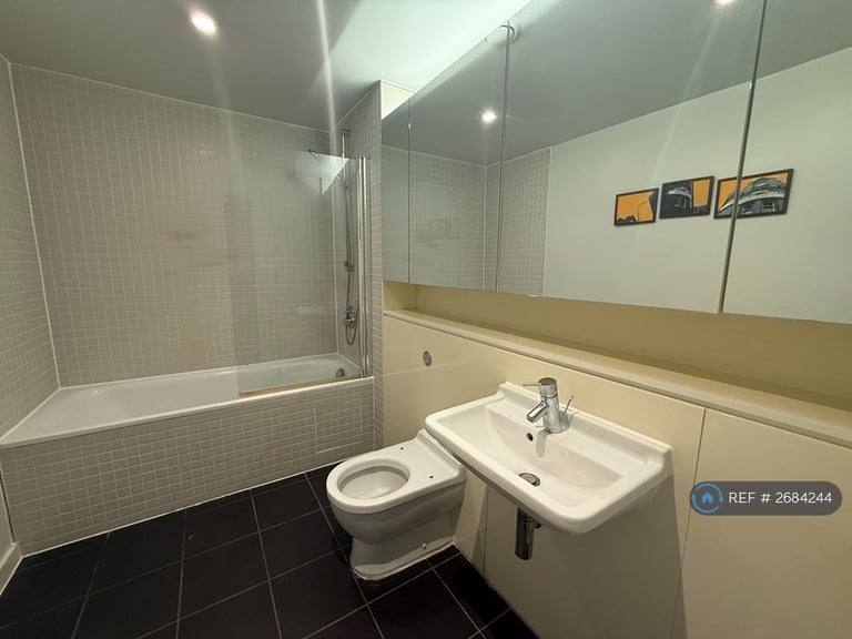 2 bedroom flat in Deansgate, Manchester, M3 (2 bed) (#2684244)