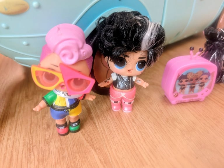 Lol campervan with a few dolls and a pet