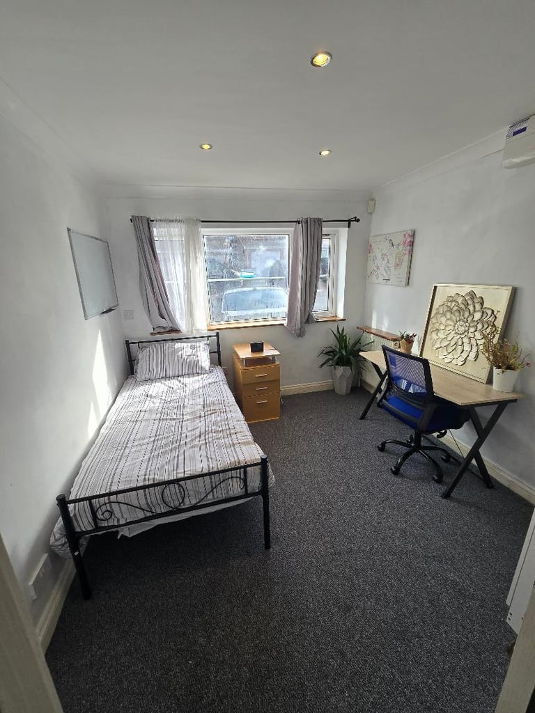 Lovely Room & Flat to rent Highworth Swindon