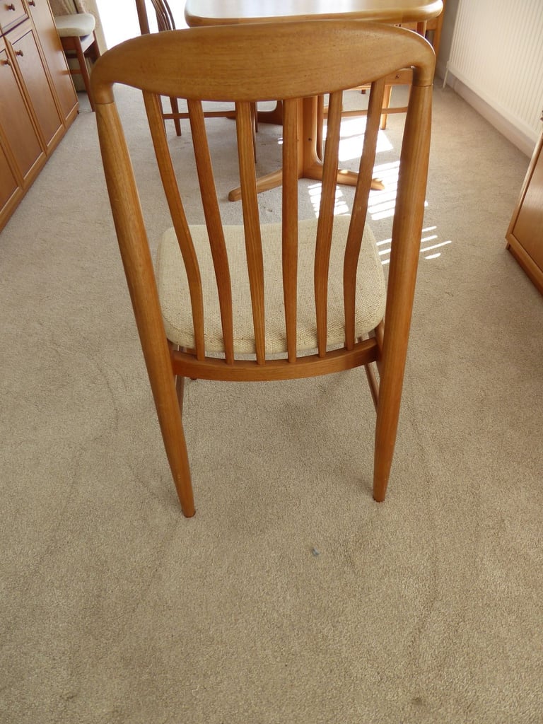 Benny Linden Dining Room Extendable Table / Six Matching Chairs