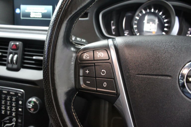 2016 Volvo V40 1.5 T2 R-Design Pro Auto Euro 6 (s/s) 5dr HATCHBACK Petrol Automatic