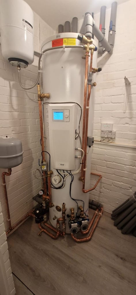HARDLY USED 10KW Ideal Logic Air Monobloc air source heat pump & Water Cylinder