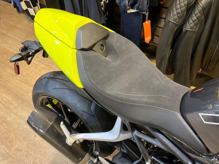 2025 Triumph Speed Triple 1200 RX Petrol yellow 6 Speed
