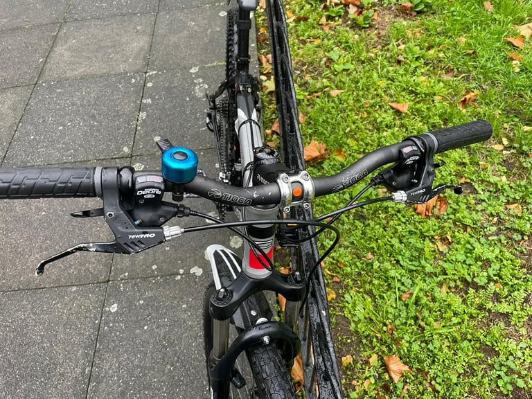 Lovely adult hybrid Carrera bike 27.5 wheel size in very good condition 