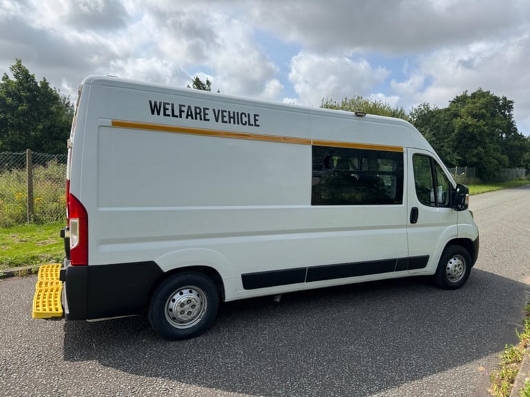 image for PEUGEOT BOXER 2.2 BlueHDi 335 Professional Welfare unit 2021