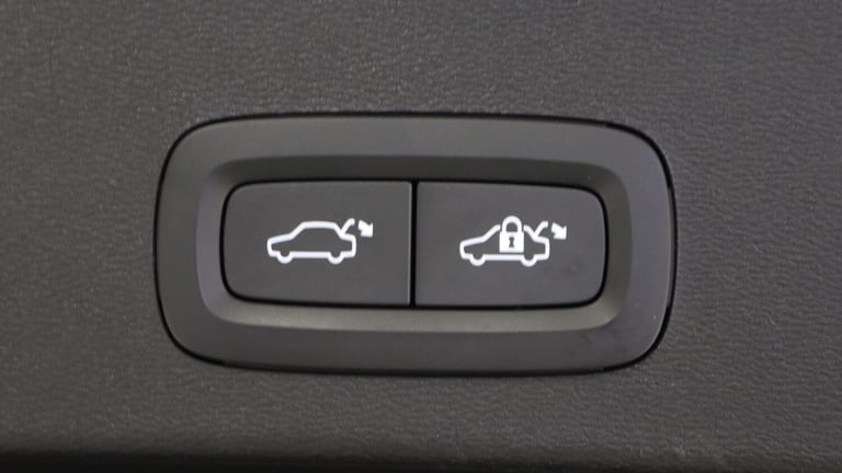  Volvo XC40 B4 (P) Ultimate Dark (360 Camera, Sunroof, BLIS) Petrol/Electric Hybrid Automatic