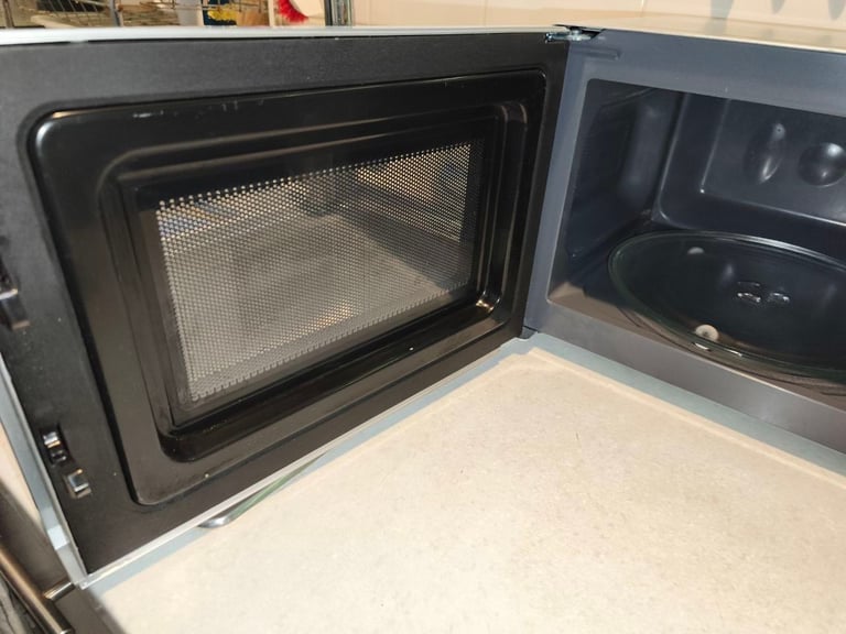 Microwave SAINSBURY 700 W
