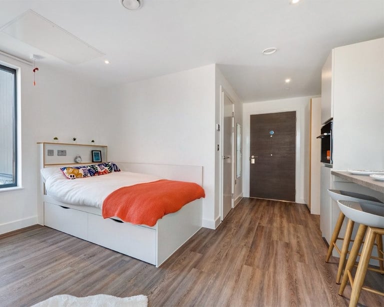 STUDENT ROOMS TO RENT IN COLCHESTER. SILVER ENSUITE WITH PRIVATE ROOM