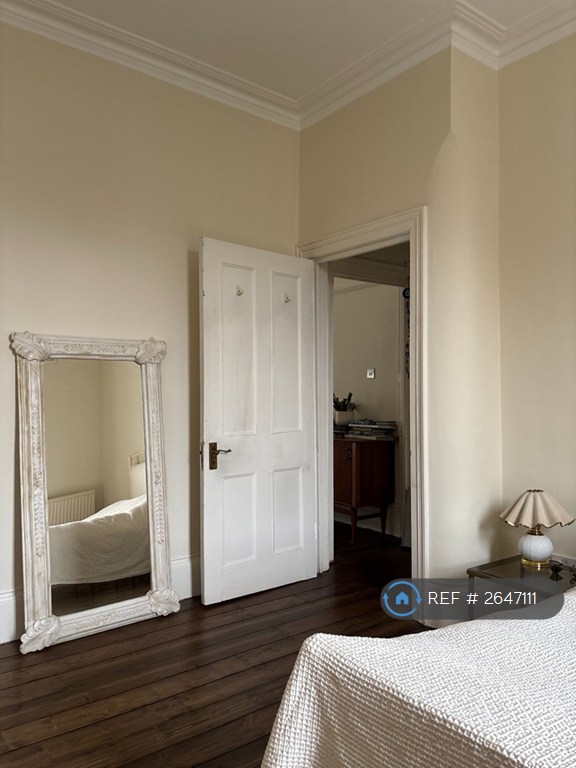 1 bedroom flat in Gwendwr Road, London, W14 (1 bed) (#2647111)