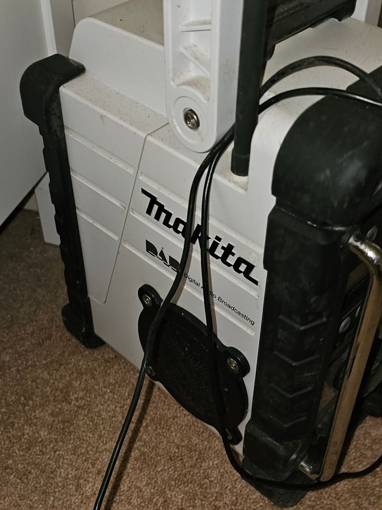  Makita DMR104 DAB/FM Job‑Site Radio – White – Makita DMR110 DAB/FM Site Radio - Barely Used