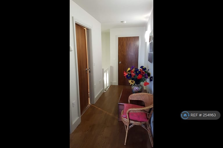 2 bedroom flat in Falcon Drive, Cardiff, CF10 (2 bed) (#2541163)