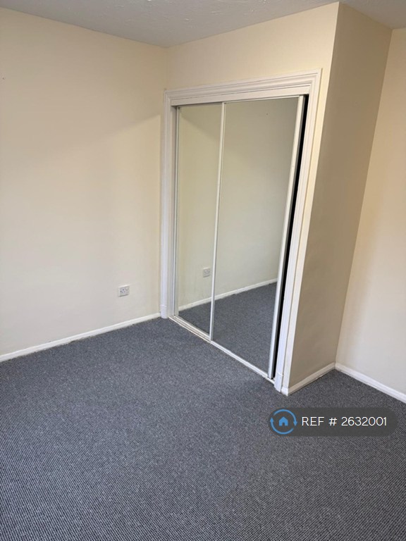 2 bedroom flat in Stirling Grove, Hounslow, TW3 (2 bed) (#2632001)