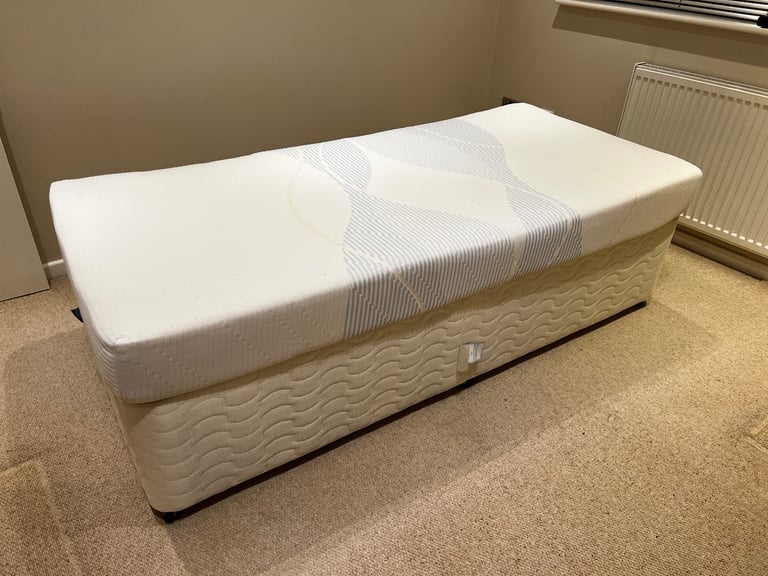 Single divan bed complete with 2 drawers with excellent memory foam mattress