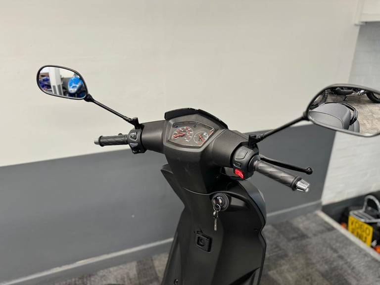 BRAND NEW PEUGEOT KISBEE 50 BLACK EDITION 50cc MOPED 2 YEAR WARRANTY+ DELIVERY