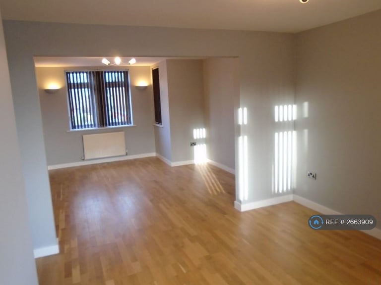 2 bedroom flat in Mulsanne Row, Crewe, CW1 (2 bed) (#2663909)