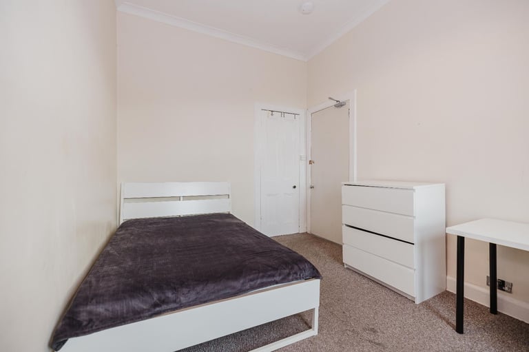Very spacious, top floor, 3 bedroom, HMO flat - available NOW