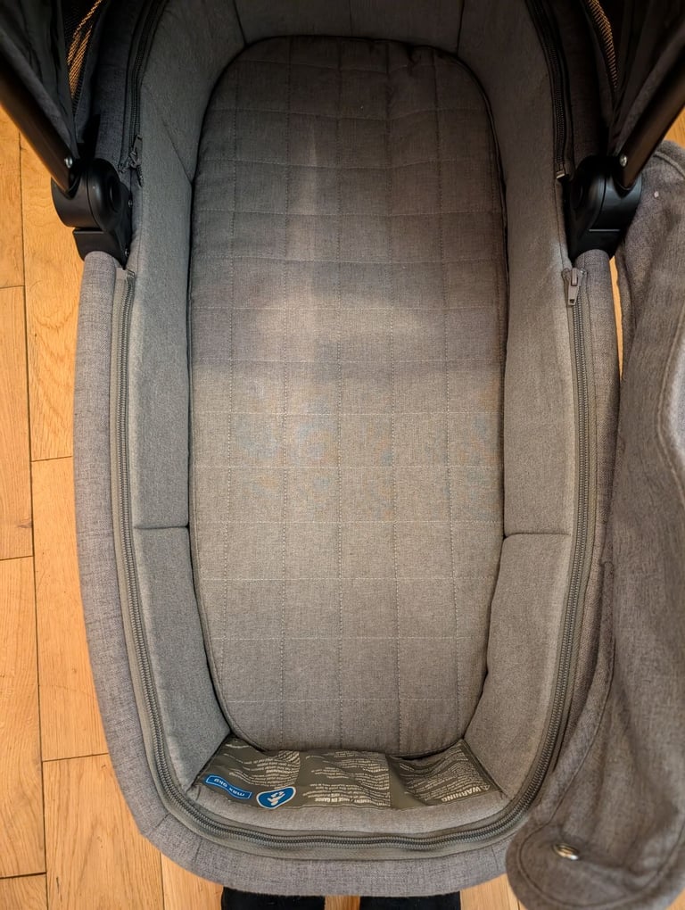 *bargain* Ocarro carry cot bassinet great condition 