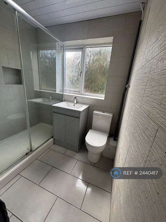 2 bedroom flat in Grange Crescent, Halesowen, B63 (2 bed) (#2440417)