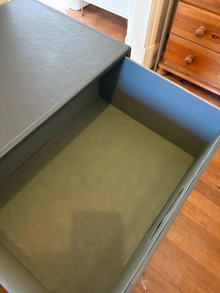 Grey bedroom drawers 