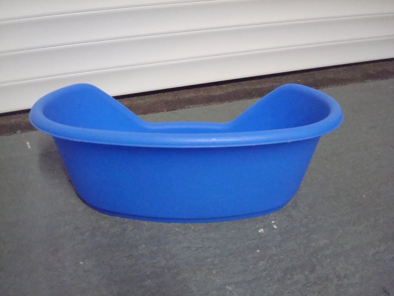 DOG/PET BED IN GOOD CONDITION FOR A SMALL DOG CAT 