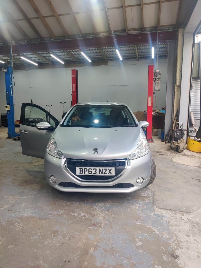 Peugeot, 208, Hatchback, 2014, Manual, 1199 (cc), 5 doors