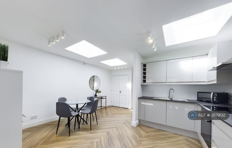 2 bedroom flat in Bethnal Green Road, London, E2 (2 bed) (#2679132)
