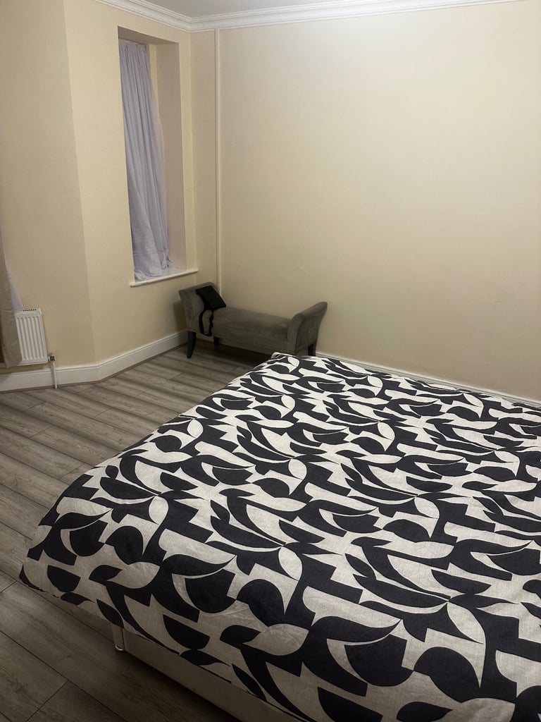 Large double bed  room in Easton 