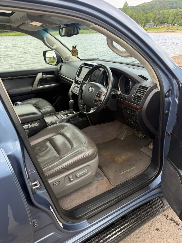 Toyota Land Cruiser v8