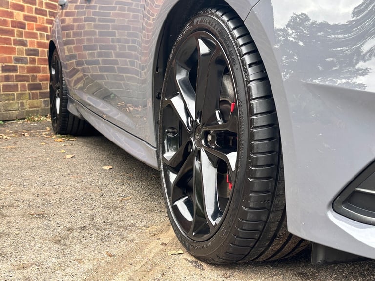 2017 Ford Focus 2.0T EcoBoost ST-3. LOW OWNERS  LOW MILEAGE  MOUNTUNE EXHAUST.