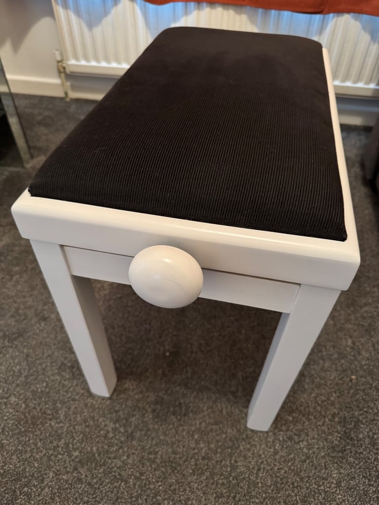 White wood Yamaha Clavinova digital piano 