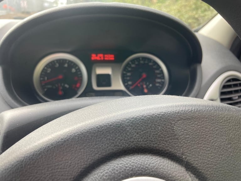 RENAULT CLIO 1.2 I-MUSIC 60 REG SILVER 3 DOOR 12 MONTHS MOT LOW INSURANCE 48+MPG