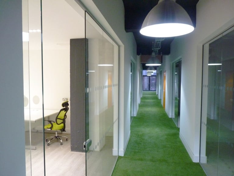 Liverpool, L1 - 40 Desks Furnished, Utility bills & internet included.